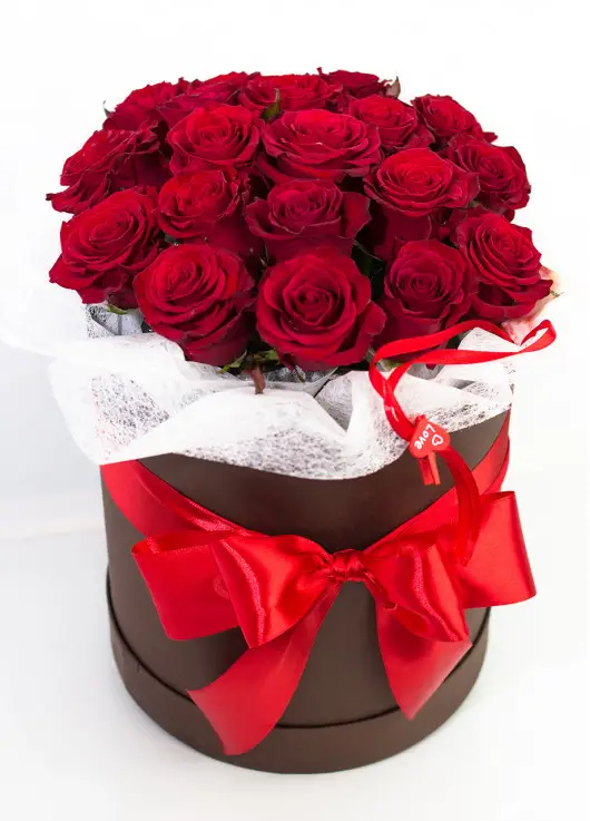 19 roses in a hatbox
