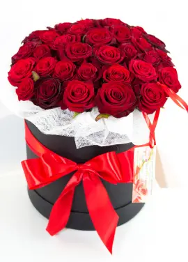 35 roses in a hatbox