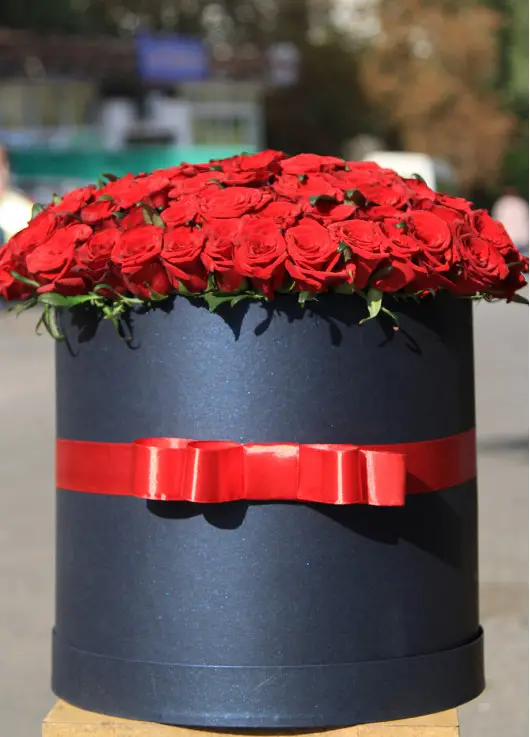 101 roses in a hatbox