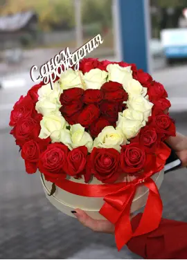 35 roses in a hatbox