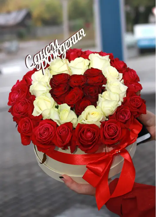 39 roses in a hatbox