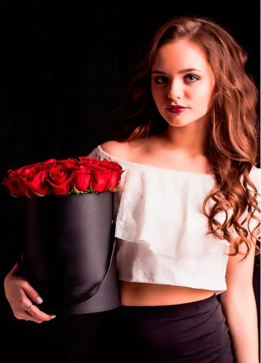 19 roses in a hatbox
