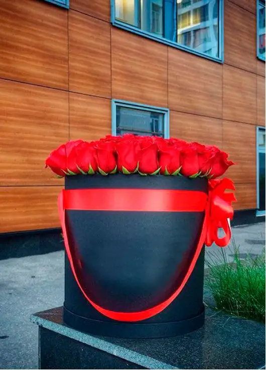 51 roses in a hatbox