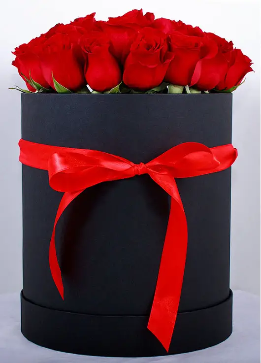 19 roses in a hatbox