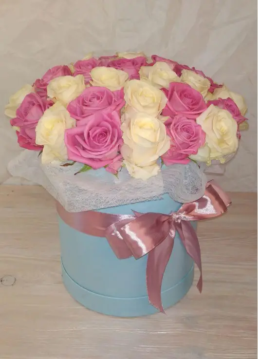 Pink and white roses in a hatbox Dnipro Pink and white roses in a hatbox Dnipro