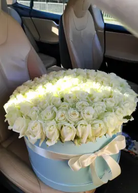 101 roses in a hatbox