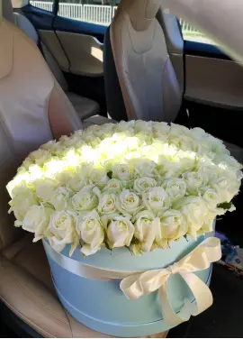 101 roses in a hatbox