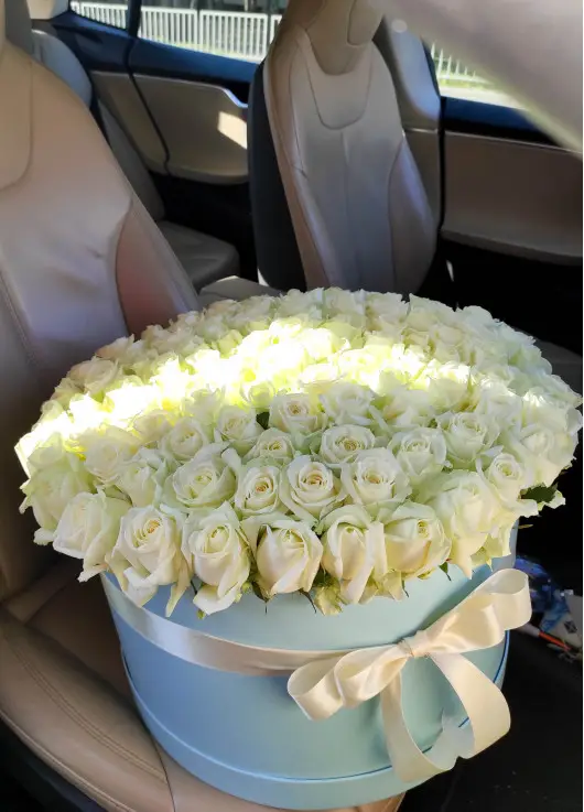 101 roses in a hatbox 101 roses in a hatbox