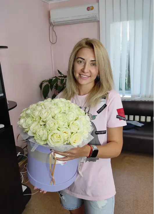 51 roses in a hatbox 51 roses in a hatbox