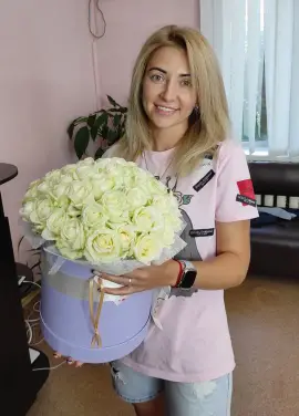 35 white roses in a hatbox