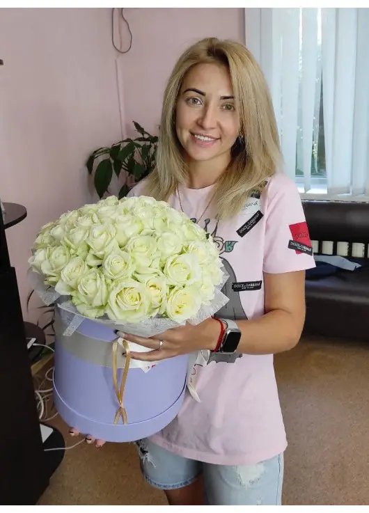35 white roses in a hatbox