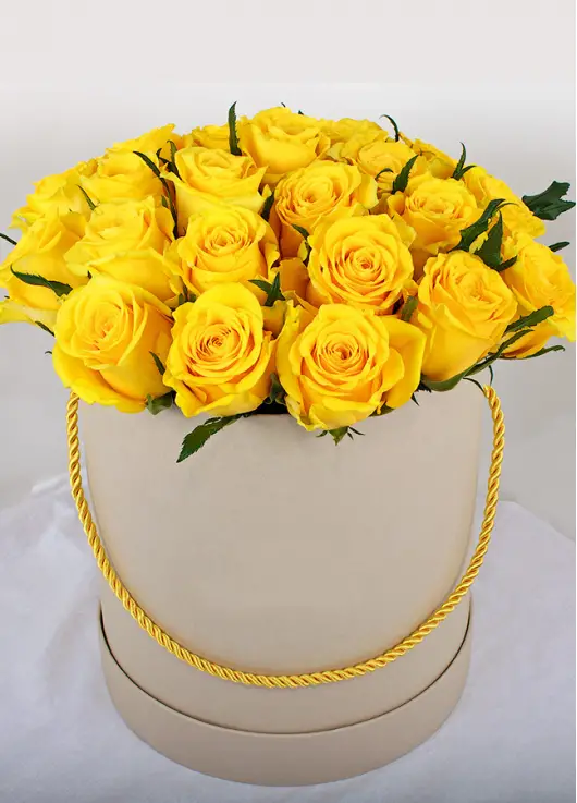 39  yellow roses in a hatbox