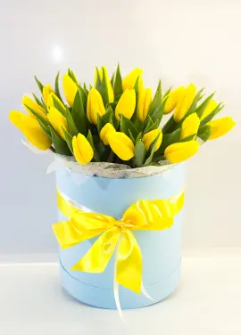 25 yellow tulips in a hat box