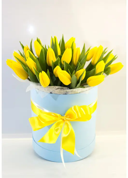 25 yellow tulips in a hat box