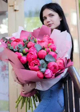 Charm: bouquet of peonies and heart balloons