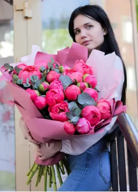 Charm: bouquet of peonies and heart balloons