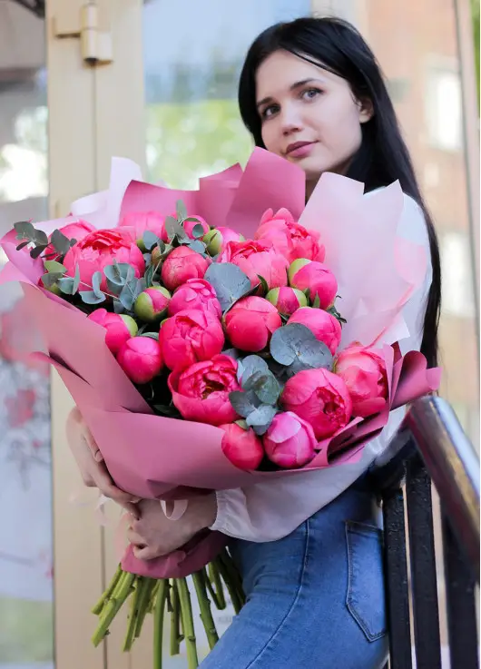 Charm: bouquet of peonies and heart balloons
