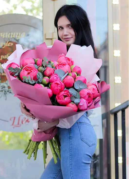 Charm: bouquet of peonies and heart balloons