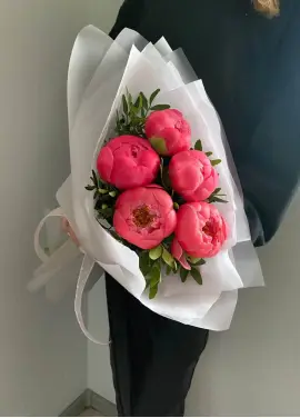 Bouquet of 5 bright peonies