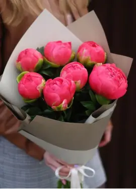 Bouquet of 7 bright peonies