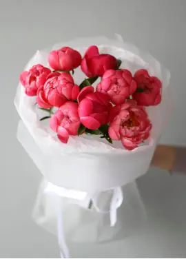 Bouquet of 9 bright peonies