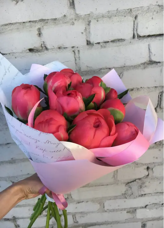 Bouquet of 9 bright peonies