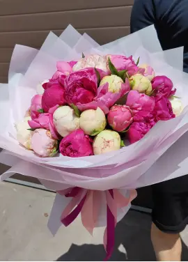 Bouquet of 25 local peonies