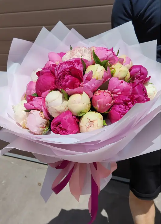 Bouquet of 25 local peonies