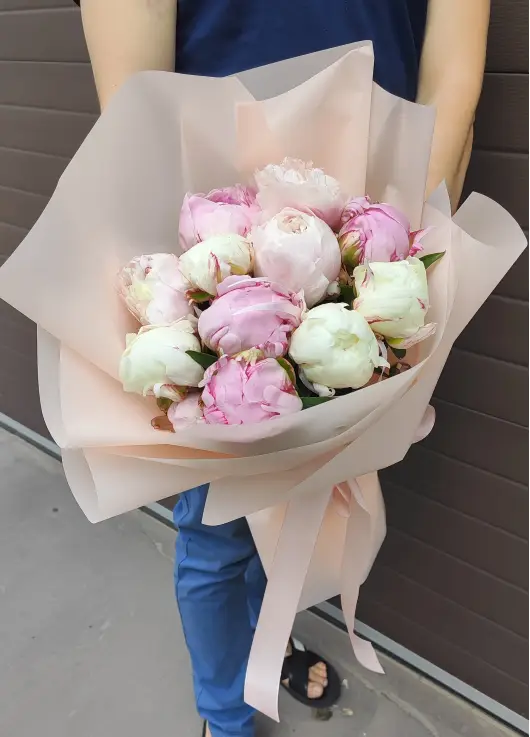 Bouquet of 11 local peonies