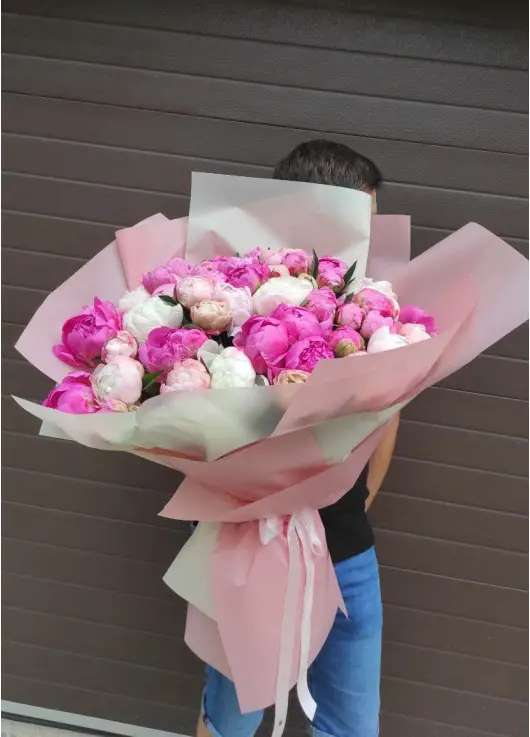 Charm: bouquet of peonies and heart balloons Charm: bouquet of peonies and heart balloons
