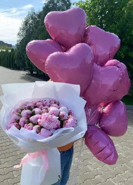 Charm: bouquet of peonies and heart balloons