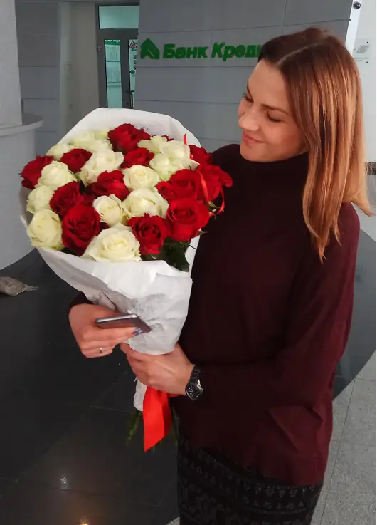 25-rose red & white mixed bouquet