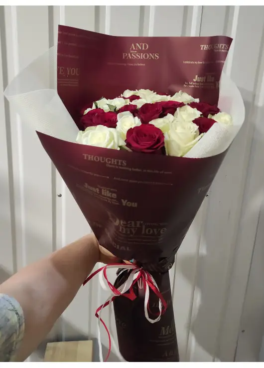 25-rose red & white mixed bouquet
