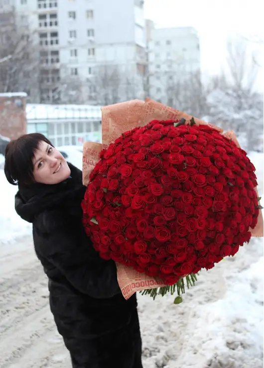 333 red roses