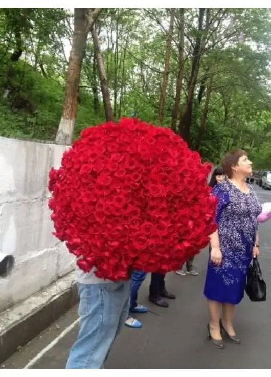 333 red roses