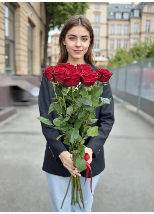9-rose bouquet: red roses “Grand Prix”