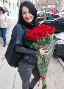 15-rose bouquet: tall red roses “Freedom”