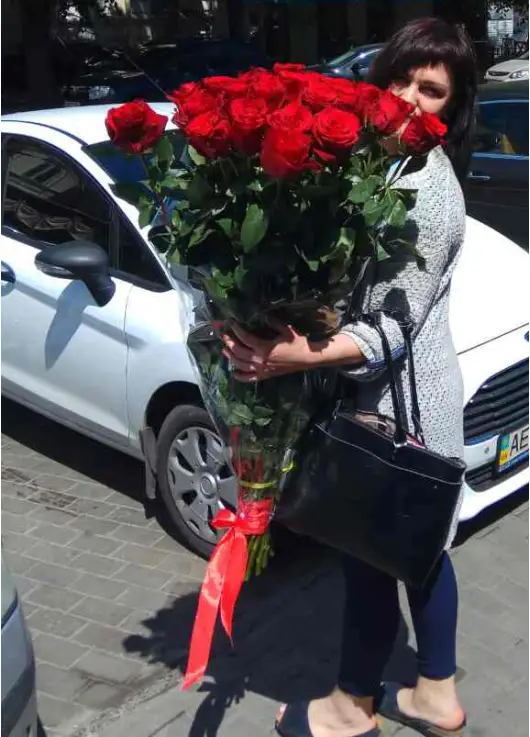 25-rose bouquet: long-stem red roses “Explorer”