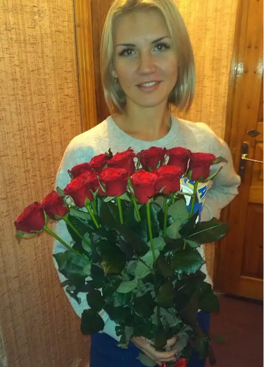 Red roses by pieces Red roses by pieces