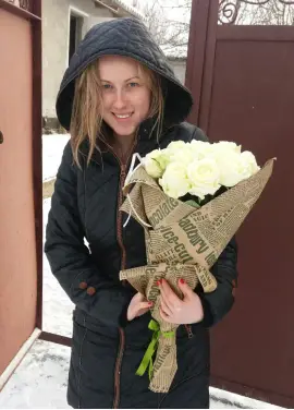 11-rose bouquet: white roses “Avalanche”