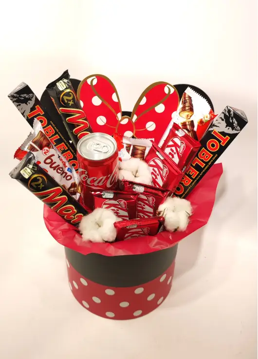 Mini hat with cola and chocolate
