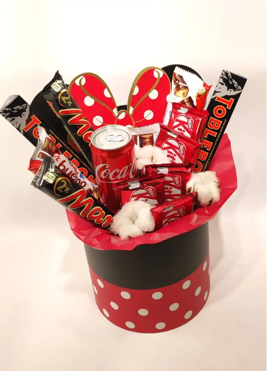 Mini hat with cola and chocolate