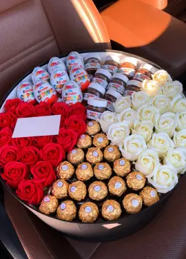 Premium box with natural roses and sweets