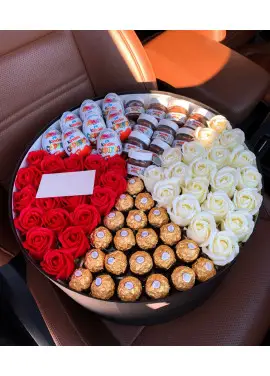 Premium box with natural roses and sweets