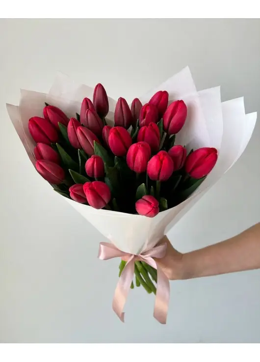 Bouquet of 19 red tulips (imported, Netherlands)