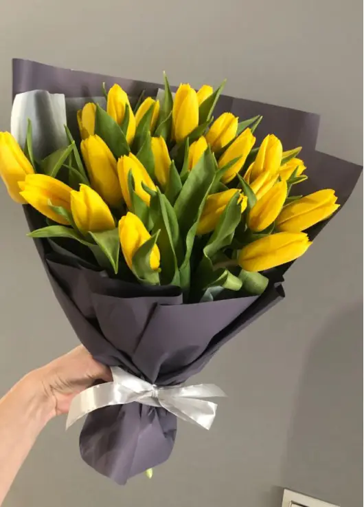 Bouquet of 19 yellow tulips (imported, Netherlands)