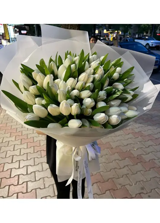 Bouquet white tulips