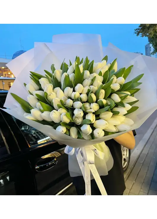 Bouquet white tulips